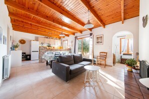 Fernseher, Kamin, DVD-Player