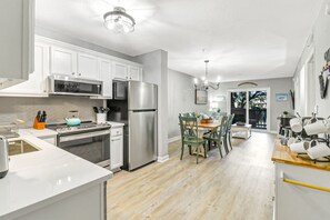 Fridge, microwave, oven, stovetop - The Spa at Port Royal Sound 3237 (Hilton Head)