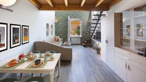 Eine moderne Küche mit Essbereich, einer Treppe und Blick ins Freie.