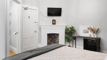 1 habitación, tabla de planchar con plancha y ropa de cama