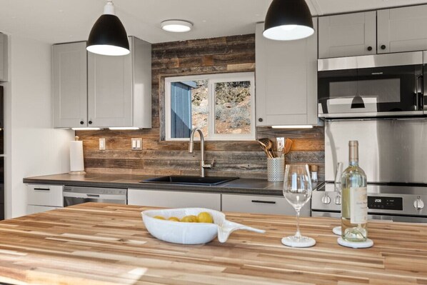 Kjøleskap, mikrobølgeovn, ovn og kokeplater