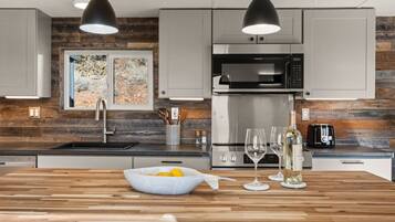 KylskÄp, mikrovÄgsugn, ugn och spishÀll