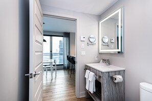 Douche, séchoir à cheveux, serviettes fournies