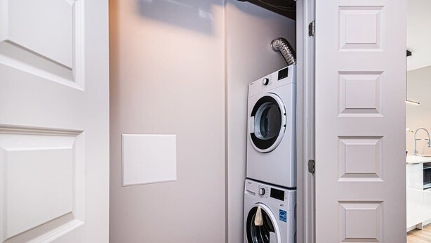 Unclassified image, 1 of 16, button - Executive Canal View-1 bedroom (Montreal)