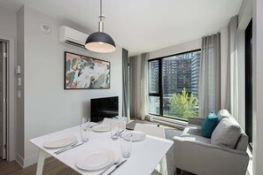 Living area - Executive Canal View-1 bedroom (Montreal)