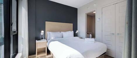 1 habitación, tabla de planchar con plancha, wifi gratis y ropa de cama