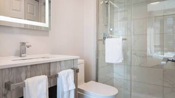 Dusche, Haartrockner, Shampoo