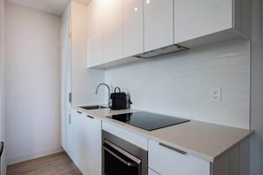 Wasserkocher mit Kaffee-/Teezubehör, Kühlschrank, Mikrowelle, Ofen