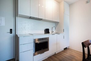 Private kitchen - Comfort Plus City View - 1 bedroom (Montreal)