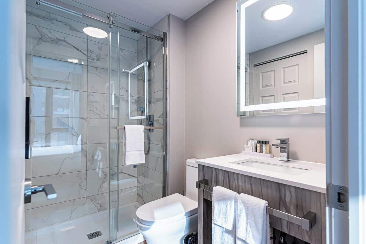 Douche, sèche-cheveux, serviettes fournies