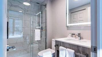 Douche, sèche-cheveux, serviettes fournies