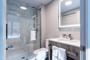 Douche, sèche-cheveux, serviettes fournies