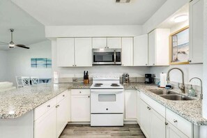 Frigorífic, microones, forn i placa de cuina 