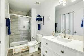 Shower, hair dryer, shampoo - Surfside Beach House: Steps to the Sand & Sun! (Surfside Beach)