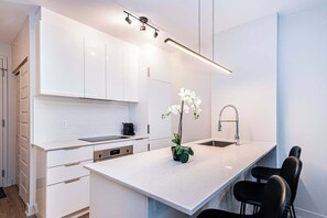 Coffee/tea maker, fridge, microwave, oven