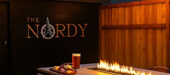 Arcade Game Room / 5min to Downtown / Putting Green / Wet Bar