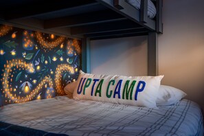 1 bedroom, free WiFi, bed sheets - Ski-In/Out Condo with HotTub Sauna & Pool Sleeps 6 (Newry)