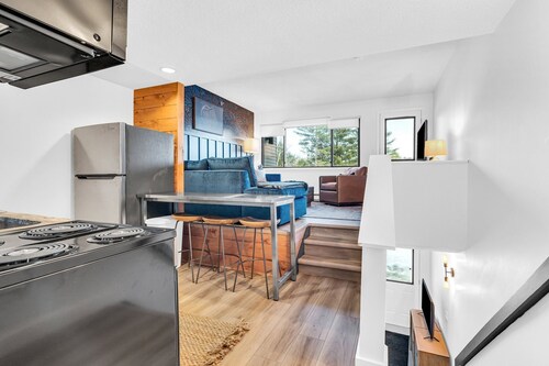 Ski-In/Out Condo with HotTub Sauna & Pool Sleeps 6