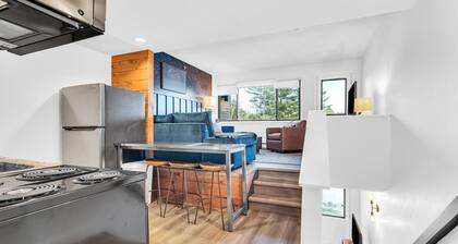 Ski-In/Out Condo with HotTub Sauna & Pool Sleeps 6