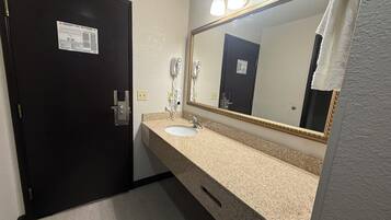 Combined shower/tub, free toiletries, hair dryer, towels