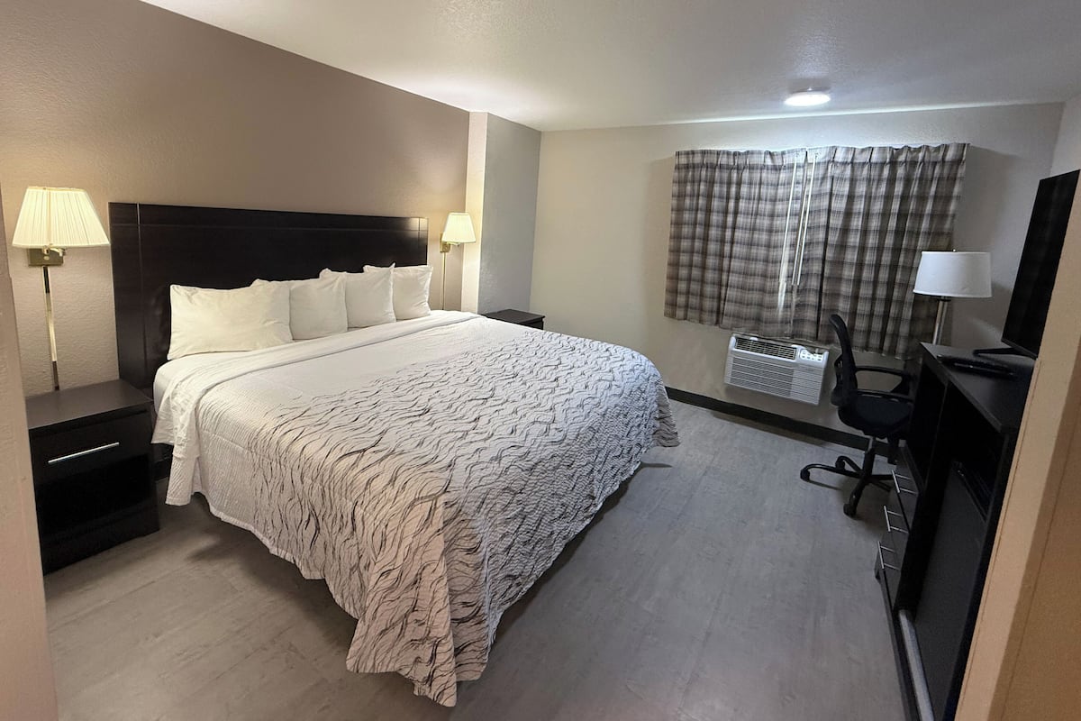 Premium Room, 1 King Bed, Non Smoking (Upgraded Bedding & Snack) | Desk, laptop workspace, iron/ironing board, WiFi (free)
