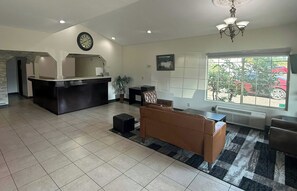 Lobby sitting area - Red Roof PLUS+ Centralia (Centralia)