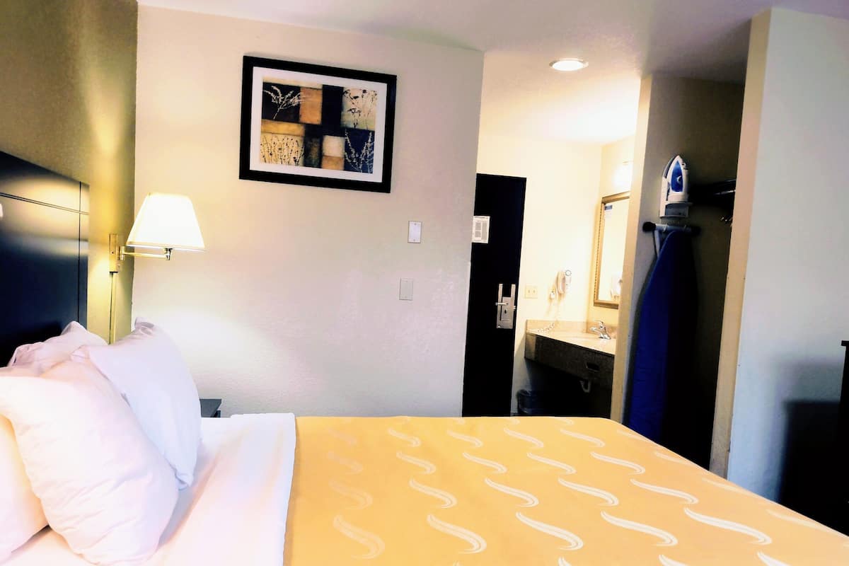 Standard 1 Queen Room | Pillowtop beds, desk, laptop workspace, iron/ironing board
