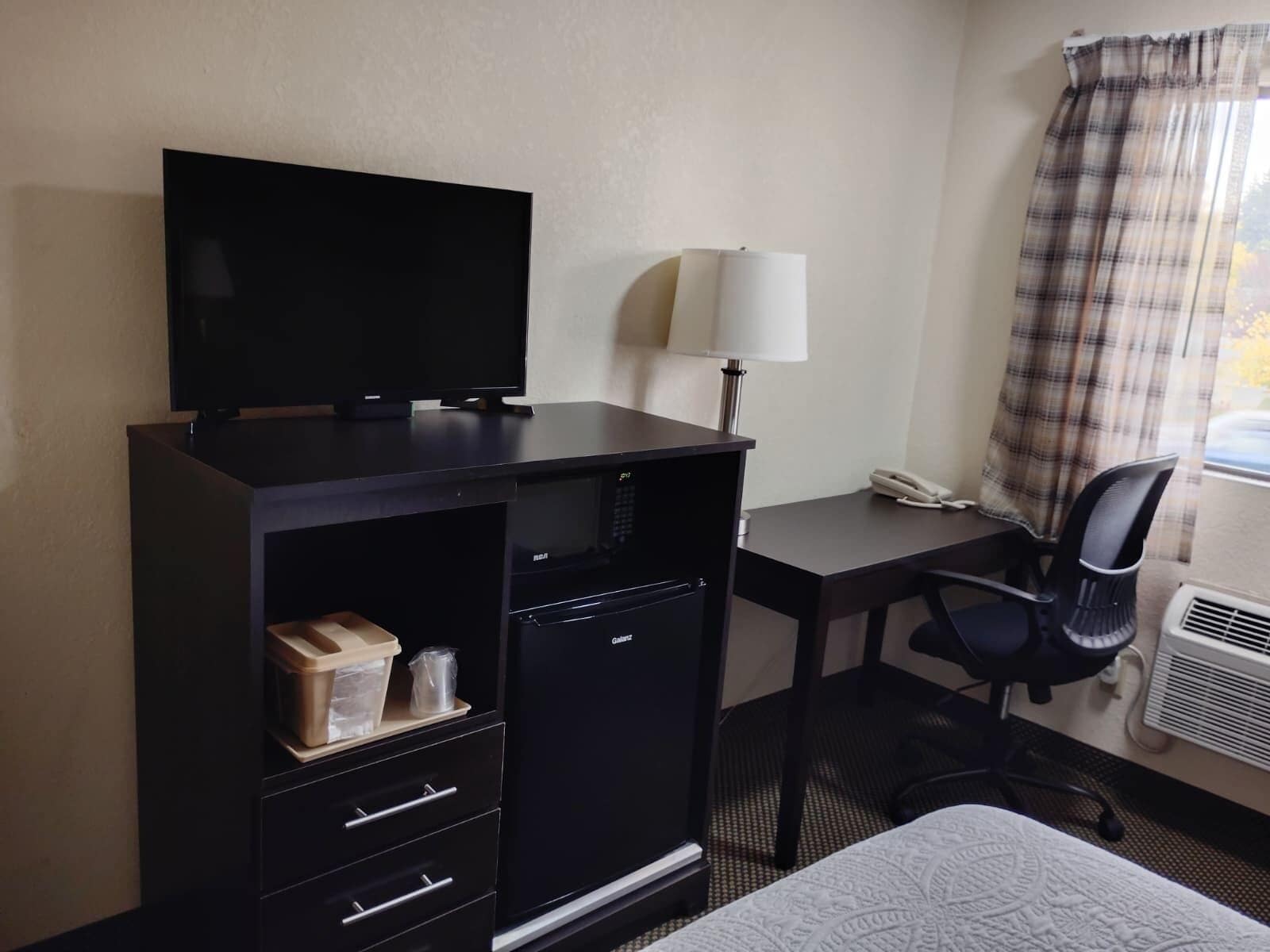 Standard 1 Queen Room | Pillowtop beds, desk, laptop workspace, iron/ironing board