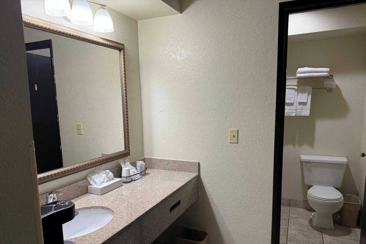 Kamer | Badkamer | Een bad/douchecombinatie, een hydromassagedouche, gratis toiletartikelen