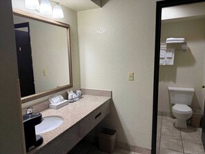 Classic Single Room | Bathroom | Combined shower/tub, hydromassage showerhead, free toiletries - Cozy Inn (Centralia)