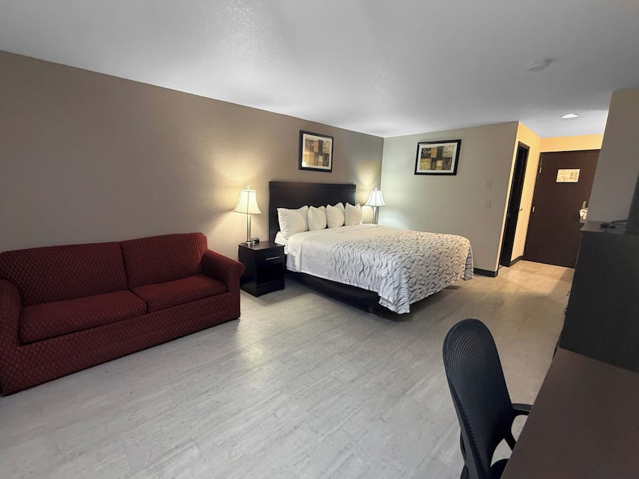Quarto superior, 1 cama Queen e sofá-cama, para não fumantes | Escrivaninha, espaço de trabalho para notebook