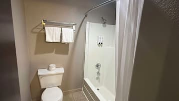Combined shower/tub, free toiletries, hair dryer, towels