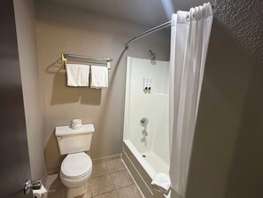 Combined shower/tub, free toiletries, hair dryer, towels - Red Roof PLUS+ Centralia (Centralia)