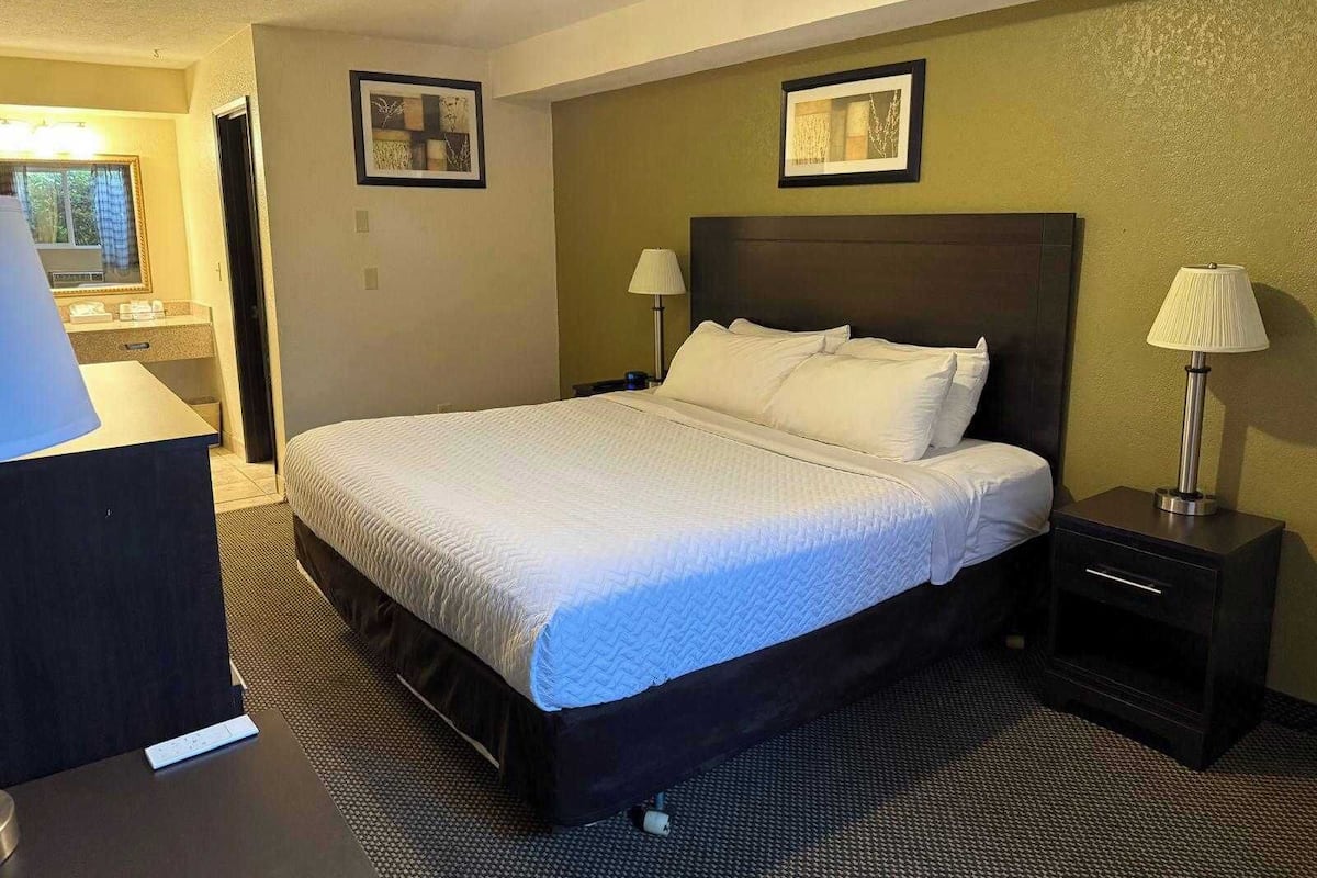 Superior eenpersoonskamer | Pillowtop-bedden, een bureau, een laptopwerkplek