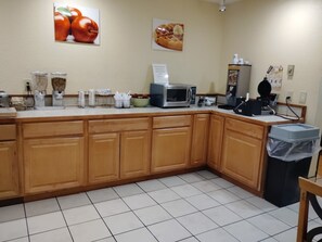 Free daily continental breakfast  - Cozy Inn (Centralia)