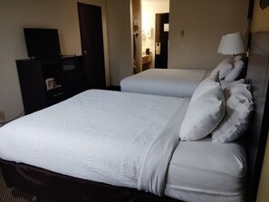 Pillowtop beds, desk, laptop workspace, iron/ironing board - Cozy Inn (Centralia)