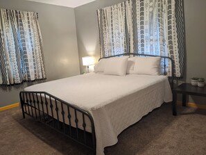 3 bedrooms, iron/ironing board, free WiFi, bed sheets - Bohemian Bungalow + Game Room + Large Yard + Boat Parking (Marion)