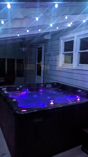 Bohemian Bungalow + Game Room + Large Yard + Boat Parking