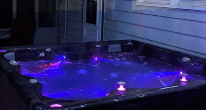 Bohemian Bungalow + Game Room + Large Yard + Boat Parking