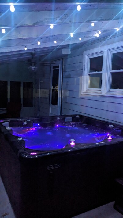 Bohemian Bungalow + Game Room + Large Yard + Boat Parking