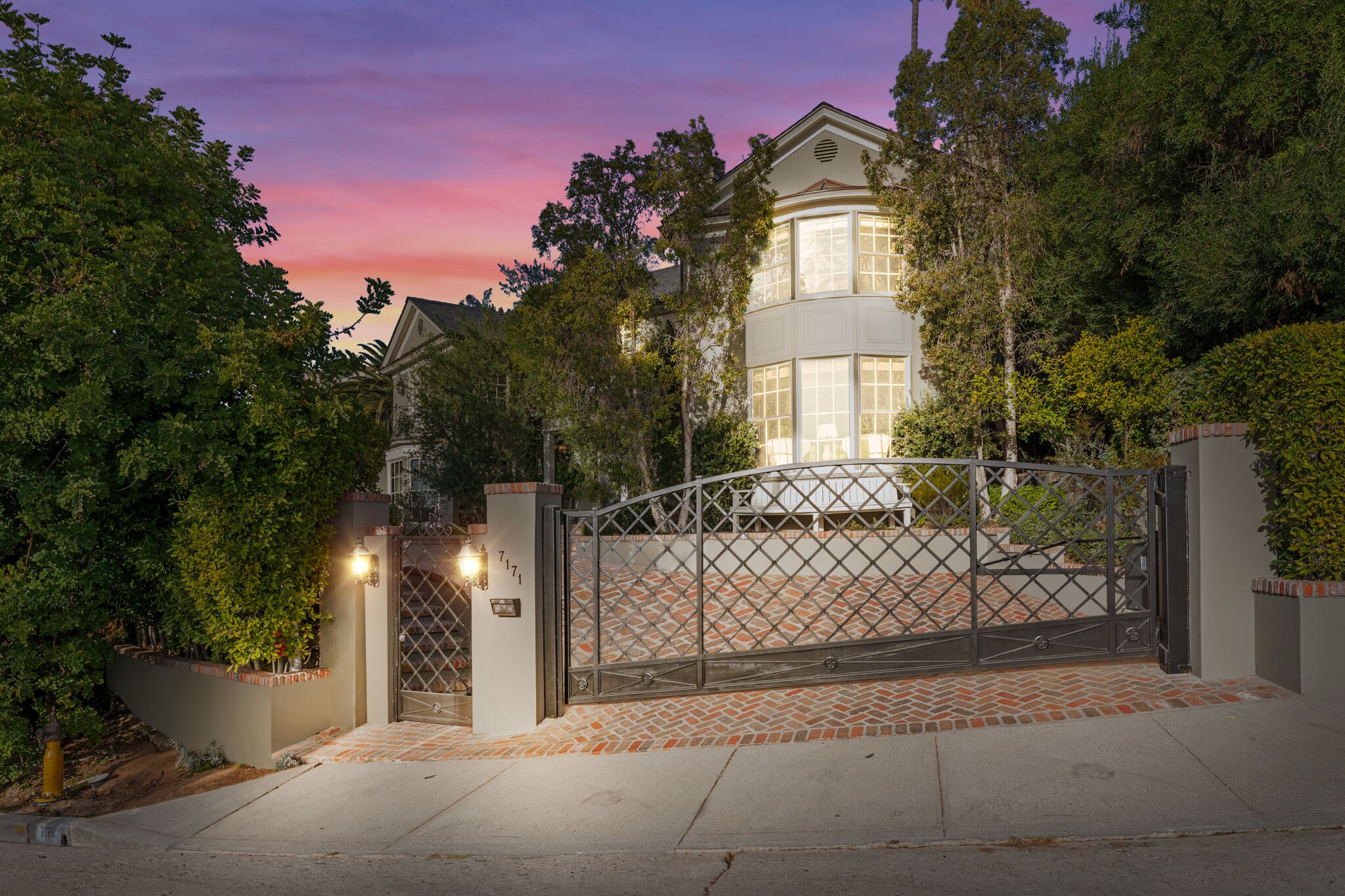 Musique Manor: Estate with sprawling grounds close to the Hollywood studios.