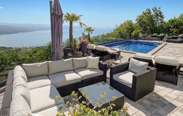 Een verwarmd zwembad