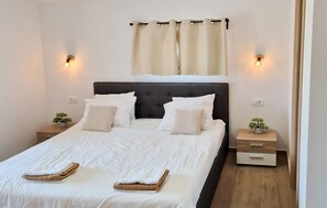 3 bedrooms, iron/ironing board, travel cot, free WiFi - 3 bedroom cozy home in Sukosan (Sukosan)