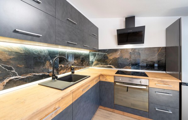 Fridge, oven, dishwasher, coffee/tea maker