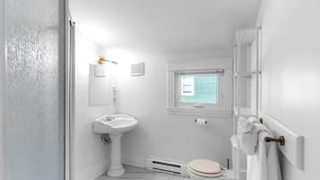 Haartrockner, Handtücher, Seife, Toilettenpapier