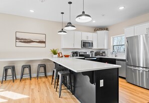 Fridge, microwave, oven, stovetop - Lakeview House, 4 BD, Hot Tub, Community Pools (Branson)