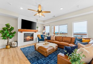 Smart TV, fireplace, video games - Lakeview House, 4 BD, Hot Tub, Community Pools (Branson)