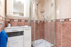 Shower, hair dryer, towels - Studio Apartment 'Sunny' with Marina View, Wi-Fi and Air Conditioning (Fuengirola)