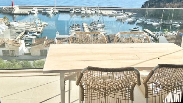 A terrace with a view of a marina, wicker chairs, and a wooden table. - Apartment 'Icon Marina B' with Sea View, Wi-Fi and Air Conditioning (La Herradura)