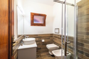 Dusj, hårføner og håndklær